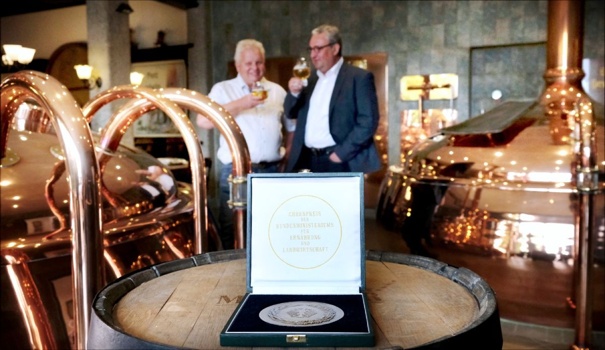 Inhaber Eric Schäffer und Braumeister mit dem Bundesehrenpreis